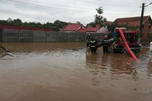 Timişenii din zonele afectate de inundaţii nu au apă potabilă în fântâni