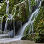 Cascada Bigăr și-a dublat numărul de vizitatori, la un an de la amenajarea eco-turistică a zonei