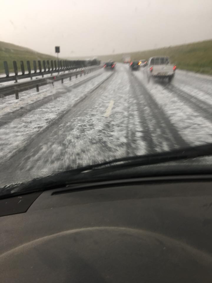 Furtuni puternice în vestul țării. Autostrada Timișoara-Lugoj, acoperită de grindină