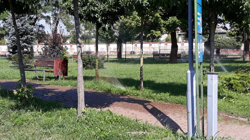 Video: Timișoara își invită cetățenii și turiștii la ”dușuri” reci, prin parcuri