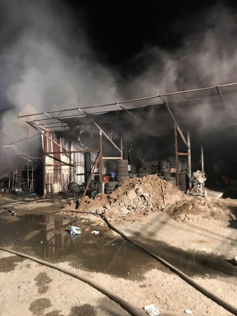 Flăcările au distrus o vulcanizare și acoperișurile a două case din Timișoara