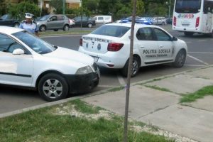 Femeie depistată de polițiștii locali conducând un autoturism cu numere expirate