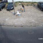 Tânăr surprins de camerele video când arunca gunoi din mașină