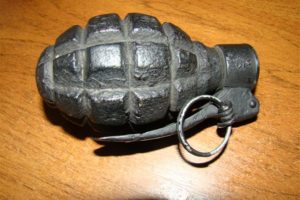Un elev din Bocşa a mers la şcoală cu o grenadă