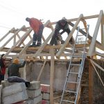 40 de voluntari alături de asociația Acasă în Banat au renovat casa unei femei din comuna Bucovăț