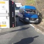 Atenţie, şoferi! Un accident a blocat drumul Coşava-Coşeviţa