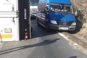 Atenţie, şoferi! Un accident a blocat drumul Coşava-Coşeviţa