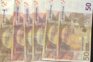Mii de euro falşi, descoperiţi de mascaţi în Timiş