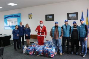 Jandarmii, însoțiți de Moș Crăciun, au oferit cadouri copiilor