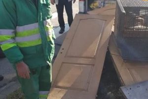 Doi angajați ai Retim, surprinși când aruncau deșeuri cu mașina în zona Dâmbovița