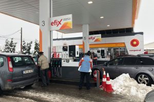 Coadă de 1,5 km la singura benzinărie din Lugoj care dispune de generator