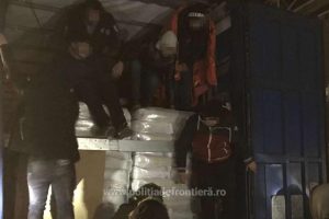 16 migranţi ascunși într-un automarfar, depistaţi de poliţiştii de frontieră la Nădlac