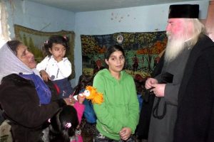 Mitropolitul Banatului a oferit o locuinţă modulară unei familii cu 7 copii din Satchinez
