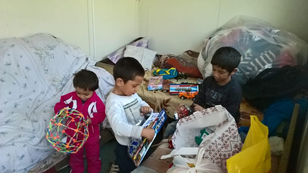 Paturi, alimente și haine pentru familii nevoiașe din Becicherecu Mic