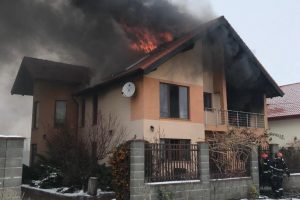 VIDEO/Incendiu violent la o vilă din Săcălaz