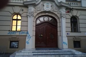 Tânăr de 19 ani, amendat cu 2.500 de lei după ce a scris cu graffiti pe clădirea Colegiului Loga