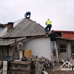 40 de voluntari şi Asociația „Acasă în Banat” au renovat casa unei bătrâne din Moșnița Nouă