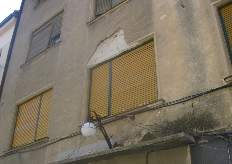 Primăria Buziaș va supraimpozita proprietarii imobilelor lăsate în paragină