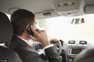 Sancțiuni aspre pentru şoferii care folosesc telefonul mobil la volan