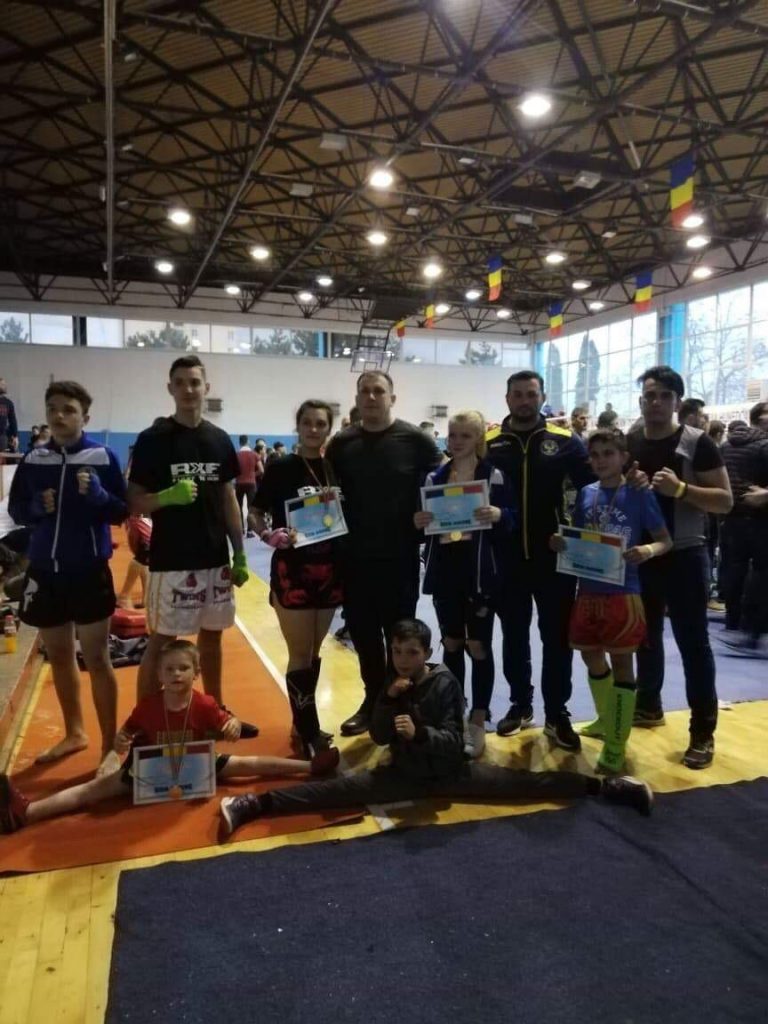 Sportivii Clubului Phoenix Buziaş, competiţie de kick-boxing la Deva