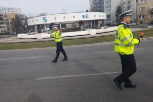 Șoferițele au primit flori de la polițiști