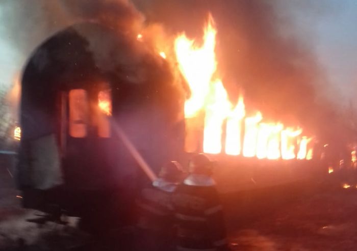 Vagoane de tren din gara Oravița, cuprinse de flăcări