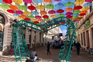 Umbrelele multicolore se întorc pe strada Alba Iulia