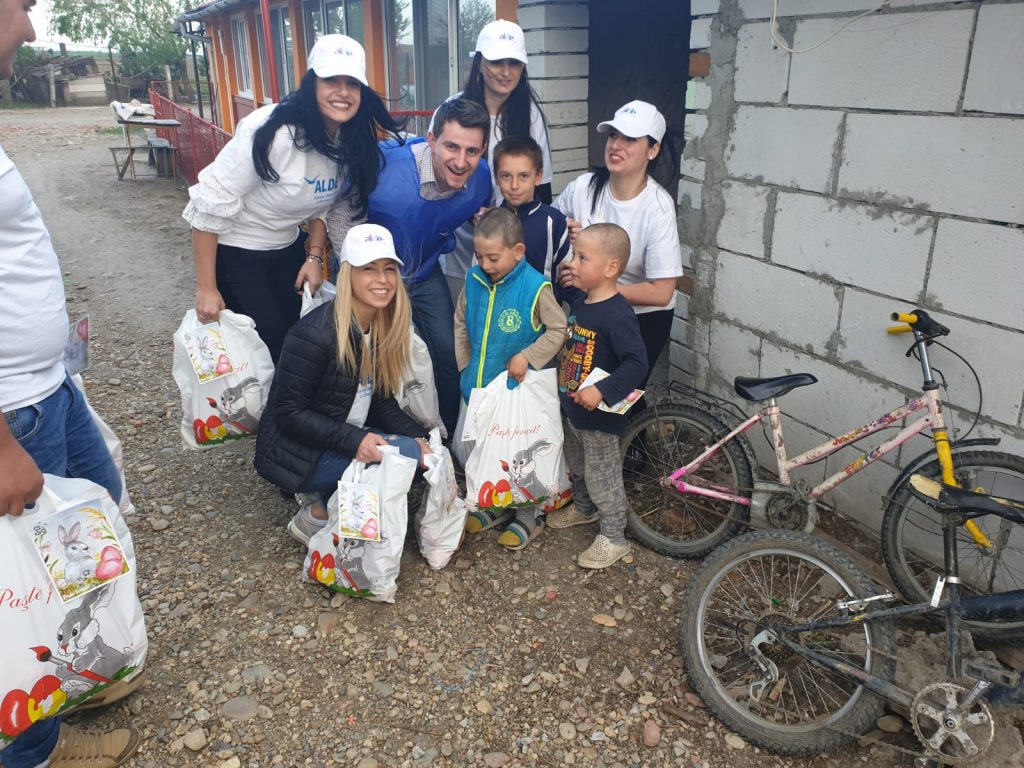 Peste 100 de copii au primit cadouri de la tinerii din ALDE Timiș