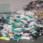 Zeci de mii de articole de îmbrăcăminte contrafăcute, confiscate de inspectorii vamali