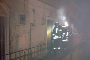 Incendiu la o anexă pe strada Odobescu. Focul a cuprins şi acoperişul DRDP