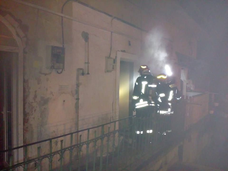 Incendiu la o anexă pe strada Odobescu. Focul a cuprins şi acoperişul DRDP