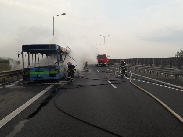 Un autobuz a luat foc pe autostrada Arad-Timișoara