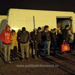 16 migranţi ascunși într-o autoutilitară, depistaţi la Nădlac