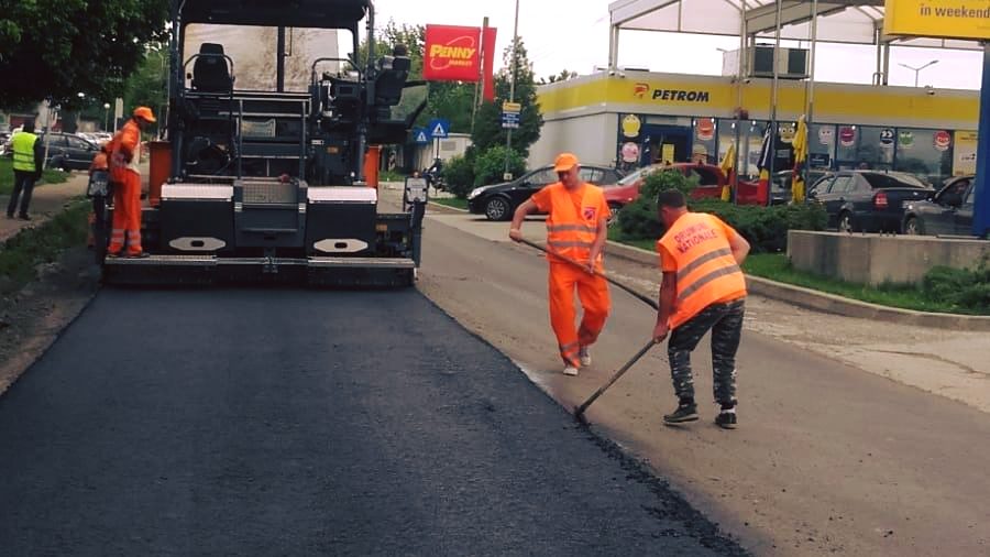 Continuă asfaltarea în Oravița