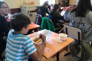 Peste 400 de elevi din Șag beneficiază de o masă caldă