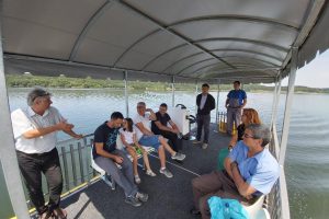 Turiştii care ajung în zona Lacului Surduc se pot plimba cu un catamaran