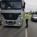 Zeci de amenzi aplicate de polițiștii locali şoferilor de camioane  care au circulat în locuri interzise