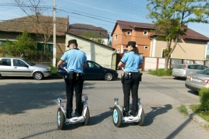 Polițiștii locali pe segway-uri, spaima şoferilor care parchează pe pistele pentru bicicliști