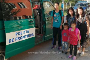 O familie de chinezi, călăuzită de un alt membru de familie, oprită la frontiera cu Serbia