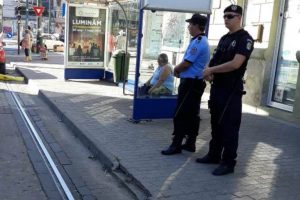 Poliţişti locali şi jandarmi, înjuraţi de cei care circulă fără bilet