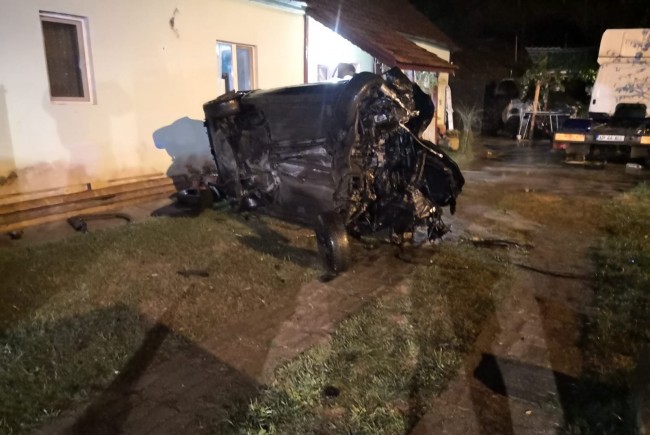 Un mort și trei răniți în Arad după ce un șofer beat s-a izbit cu mașina de o casă