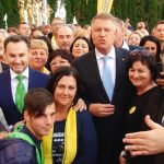 Iohannis le cere românilor să stea în case: „Nu vă îmbrățișați cu prietenii, nu dați mâna, evitați orice contact direct!”