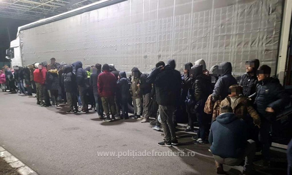 48 de migranţi, descoperiți ascunşi în remorca unui automarfar la Nădlac