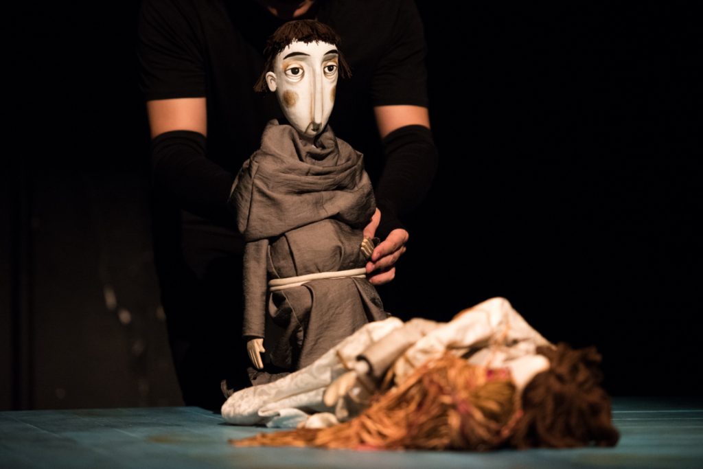 Dragostea pură într-o lume divizată: „Romeo și Julieta” cu marionete la Teatrul Maghiar