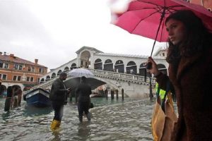 O nouă maree a lovit Veneţia