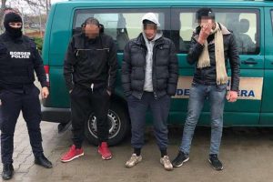 Trei tineri din Algeria depistaţi ascunşi într-un tren la Vama Moraviţa
