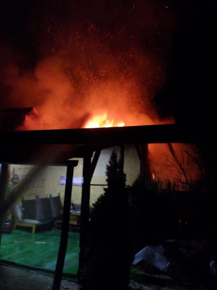 Incendiu la Lugoj. Pompierii au salvat două case