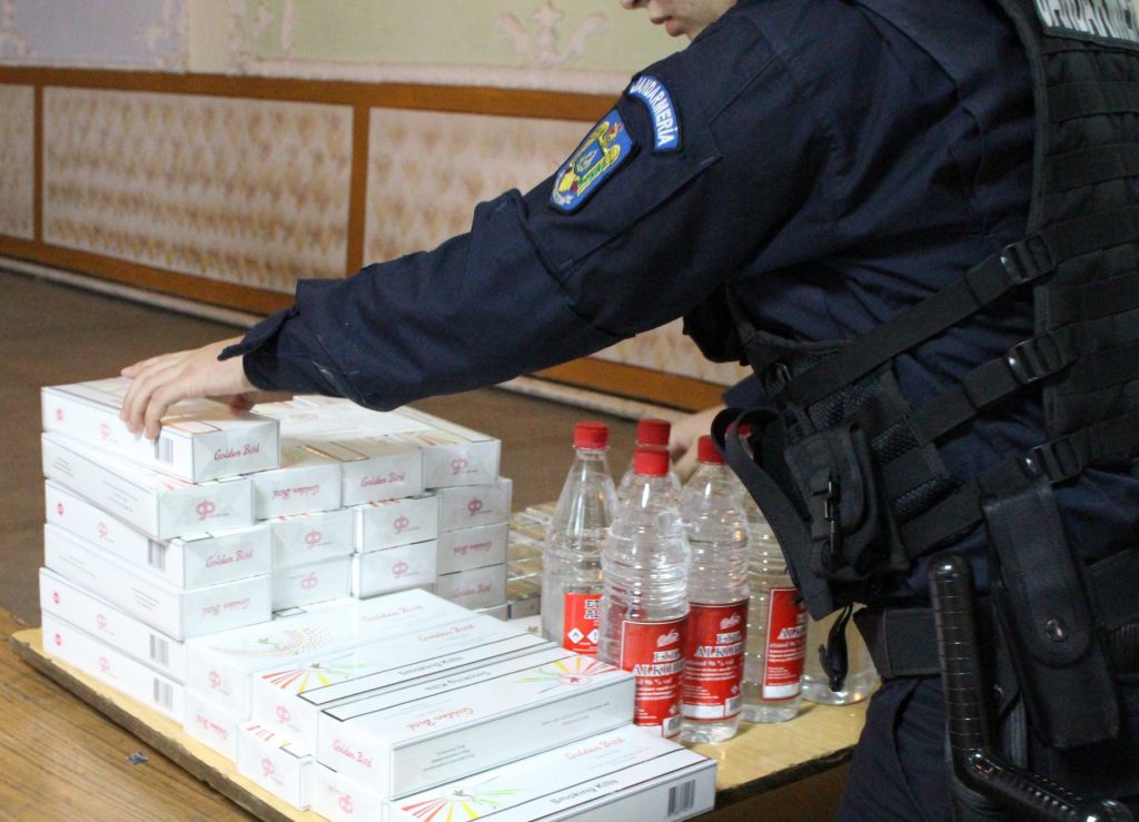 Alcool și țigări de contrabandă depistate de jandarmi în Piaţa Badea Cârţan