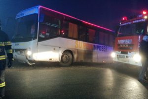 Un autobuz plin cu pasageri a derapat într-un șanț
