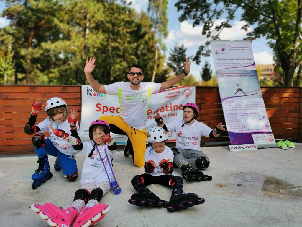 9 tineri cu dizabilități fac la Timișoara o demonstrație de patinaj pe role